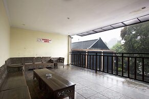 RedDoorz Plus near Stadion Mandala Krida