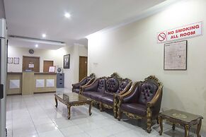 RedDoorz Plus near Stadion Mandala Krida