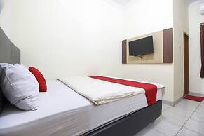 RedDoorz Plus near Stadion Mandala Krida