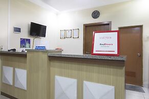 RedDoorz Plus near Stadion Mandala Krida