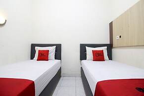 RedDoorz Plus near Stadion Mandala Krida
