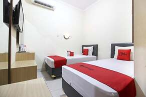 RedDoorz Plus near Stadion Mandala Krida
