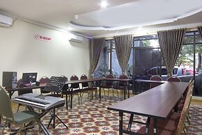 RedDoorz Plus near Stadion Mandala Krida