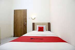 RedDoorz Plus near Stadion Mandala Krida