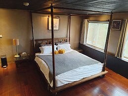 Gold Stone Crescent Moon Light