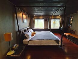 Gold Stone Crescent Moon Light