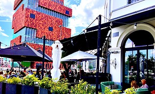 U Eat & Sleep Antwerp