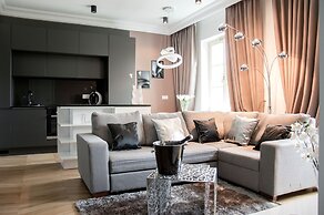 Platinum Apartment by PLA