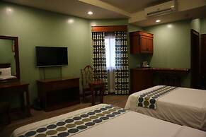 Paragon Hotel and Suites