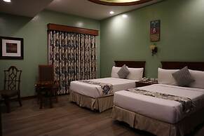 Paragon Hotel and Suites