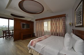 Paragon Hotel and Suites