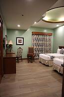 Paragon Hotel and Suites