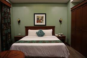 Paragon Hotel and Suites