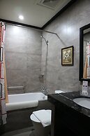 Paragon Hotel and Suites