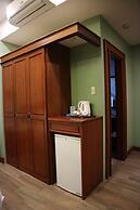 Paragon Hotel and Suites