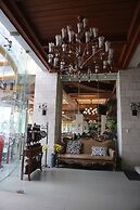 Paragon Hotel and Suites