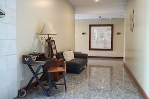 Paragon Hotel and Suites