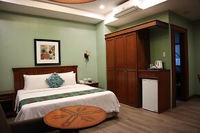 Paragon Hotel and Suites