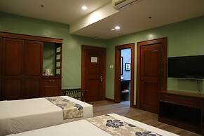 Paragon Hotel and Suites