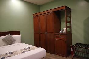 Paragon Hotel and Suites