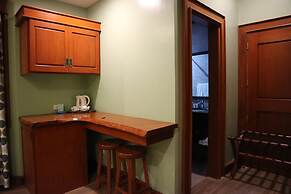 Paragon Hotel and Suites