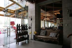 Paragon Hotel and Suites