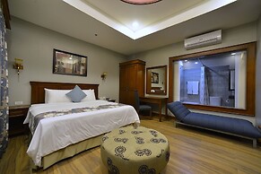 Paragon Hotel and Suites