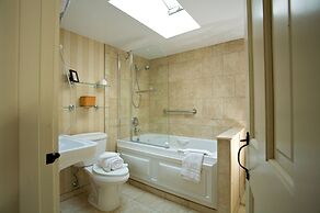 Brass Key Guesthouse - Adults Only