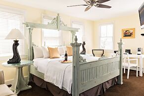 Brass Key Guesthouse - Adults Only