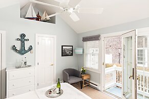 Brass Key Guesthouse - Adults Only