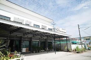 Retro Twin Home at Maesot