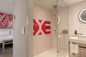 Radisson RED V&A Waterfront, Cape Town