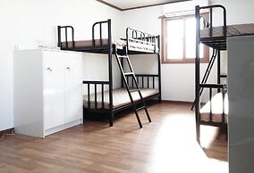 Guesthouse Enoch - Hostel