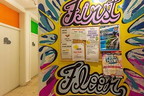 Whole Wide World Hostel & Bar