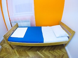 Whole Wide World Hostel & Bar