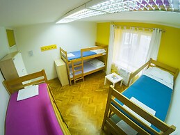 Whole Wide World Hostel & Bar