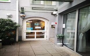 Whole Wide World Hostel & Bar