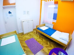 Whole Wide World Hostel & Bar