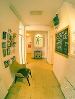 Whole Wide World Hostel & Bar