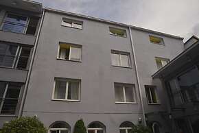 Whole Wide World Hostel & Bar