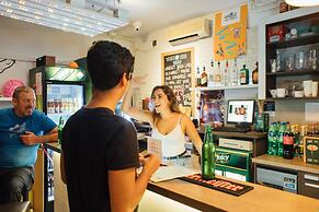 Whole Wide World Hostel & Bar