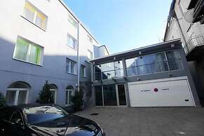 Whole Wide World Hostel & Bar