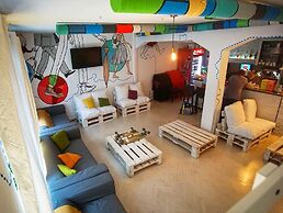 Whole Wide World Hostel & Bar