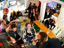 Whole Wide World Hostel & Bar