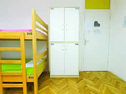 Whole Wide World Hostel & Bar