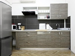 Whole Wide World Hostel & Bar