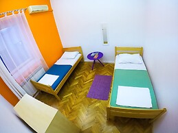 Whole Wide World Hostel & Bar