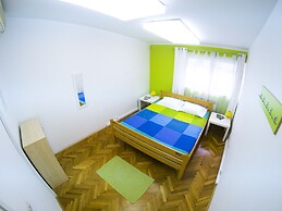 Whole Wide World Hostel & Bar