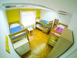 Whole Wide World Hostel & Bar