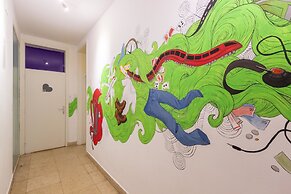 Whole Wide World Hostel & Bar